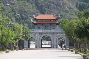 Fototapeta premium Entrada a la ciudadela de Hoa Lu. Vietnam