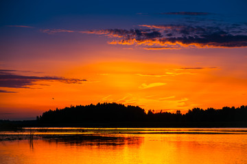 Fototapeta na wymiar Amazing sunset over lake