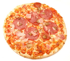 Pizza mit Schinken und Salami