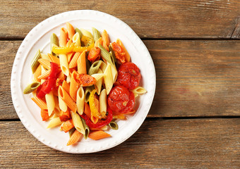 Pasta salad with pepper, carrot and tomatoes