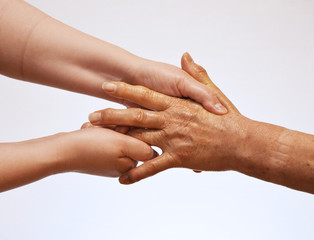 年配の女性の手をマッサージするイメージ