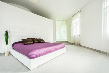 Fototapeta premium Spacious bed in elegant bedroom