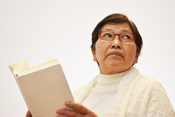 読書をする女性のイメージ