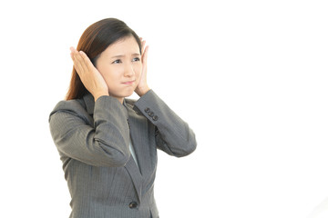 耳を押さえる女性