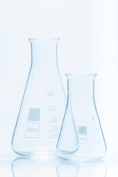 Set of two empty temperature resistant conical flasks for measur