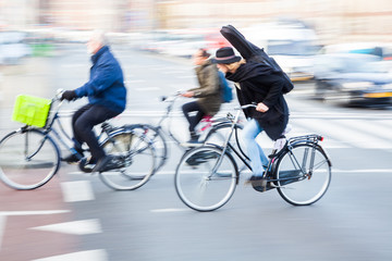 Fototapeta na wymiar Radfahrer in Holland in Bewegungsunschärfe