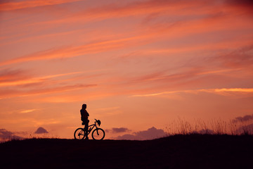 Obraz na płótnie Canvas Silhouette Mann Mountainbike Sonnenaufgang