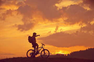 Fototapeta na wymiar Mann mit Bike in der Sonne