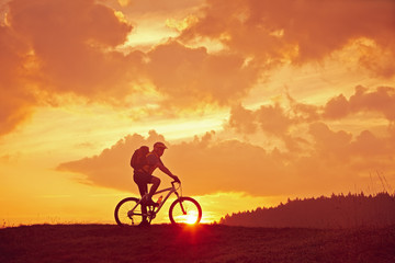 Fototapeta na wymiar Sonnenaufgang mit Biker