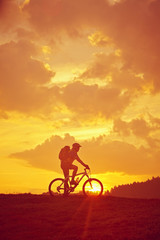 Fototapeta na wymiar Sonnenaufgang mit Biker Hochformat