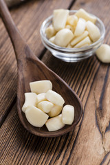 Fototapeta na wymiar Peeled Garlic (on wood)