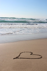 ビーチで恋愛　ハート Heart drawn on the beach