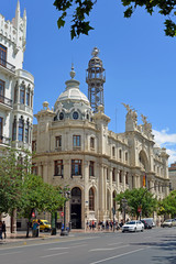 Fototapeta na wymiar Das Postgebäude am Rathausplatz in Valencia