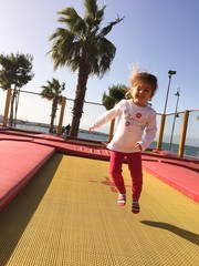 Bimba che gioca e salta su tappeto elastico © Uncleraf