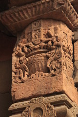 colonne décorée dans Qutb Minar