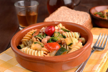 FUSILLI TRICOLORE E CONDIMENTO BIOLOGICO