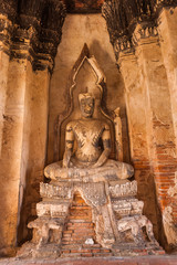 Obraz premium Skulptur an der Tempelruine Wat Chaiwatthanaram in Ayutthaya