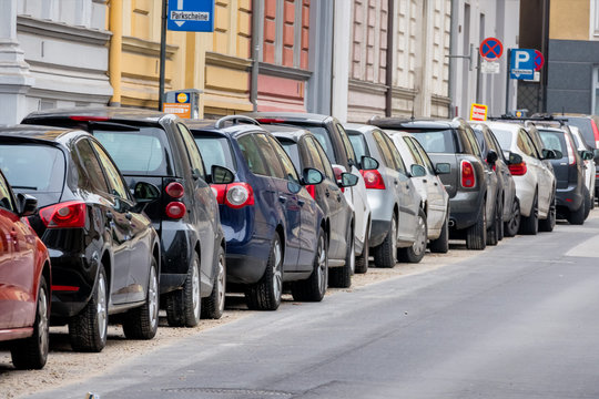 Autos parken am Stra&szlig;enrand