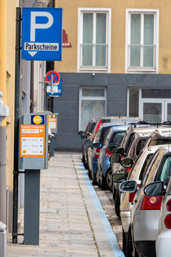 Autos parken am Stra&szlig;enrand