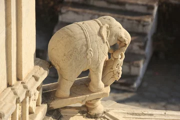 Zelfklevend Fotobehang petite sculpture d'éléphant au temple d'Adinath © Pascal06