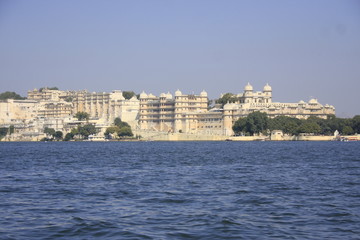 les palais d'Udaïpur sur les berges du lac Pichola