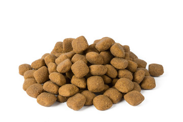 Crocchette per cani su sfondo bianco