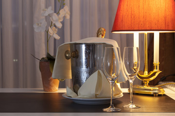 Sektkühler und Gläser