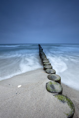 Panele Szklane  Groynes na plaży nad Morzem Bałtyckim