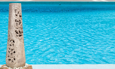 Obraz premium piscine à débordement et vase décoratif de jardin