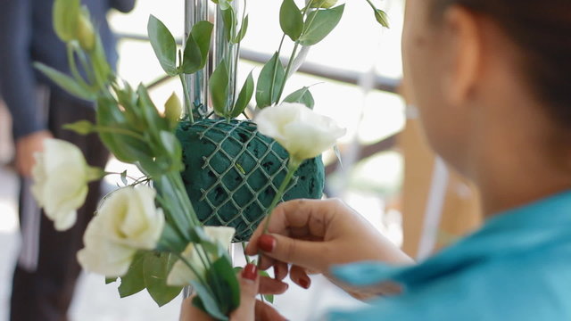 Woman fix the flower in  sponge