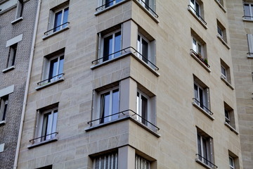 Fototapeta na wymiar façade en angle, fenêtre en coin