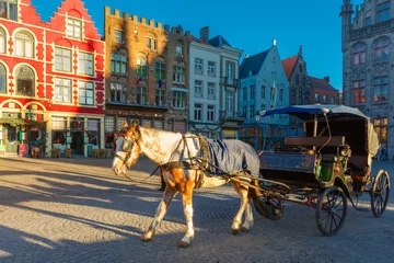 Poster Paardvervoer en toeristen op de straten van Brugge Kerstmis, © Kavalenkava