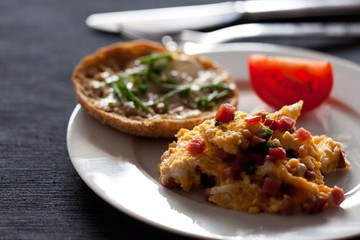 Rührei mit Schinkenwürfel