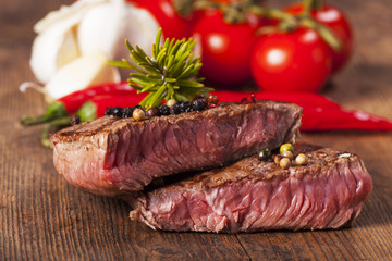 Scheiben eines Steaks auf einem Holzbrett