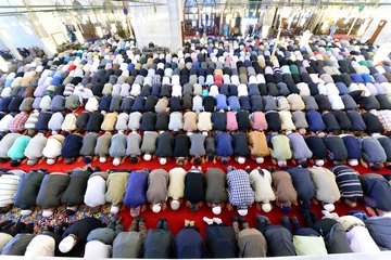 Rolgordijnen Moslims bidden in de moskee Fatih © hikrcn