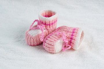 Fototapeta na wymiar knitted pink baby boots