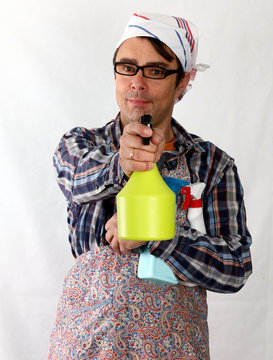 Putzmann mit Spr&uuml;hflaschen im Arm, spr&uuml;ht