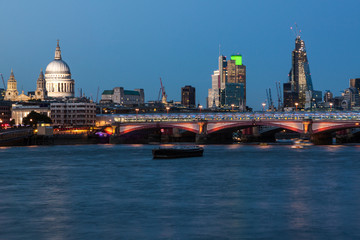 Fototapeta na wymiar London skyline at dusk
