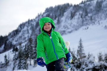 Fröhliches kind im Schnee - Wintersport