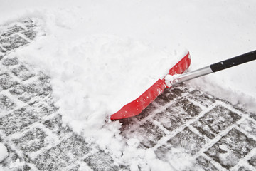 Obraz premium Red blurry snow shovel