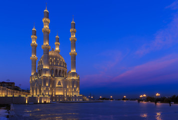 Fototapeta na wymiar New mosque in Baku