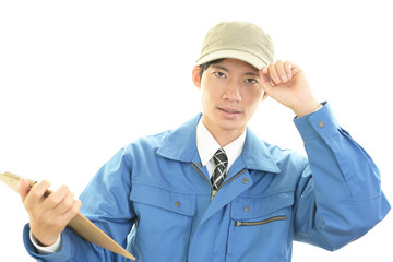 荷物を運ぶ笑顔の男性