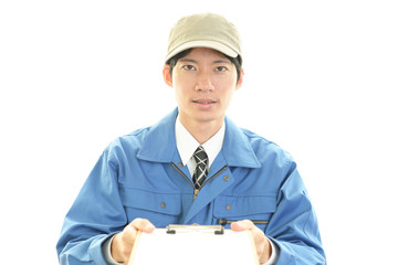 荷物を運ぶ笑顔の男性