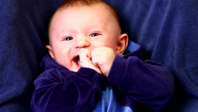 neonato che ride