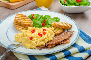 Scrambled eggs with toast and fresh salad