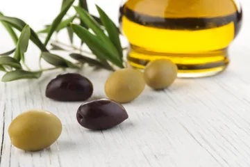 Foto op Plexiglas Green olives on wooden background © poplasen