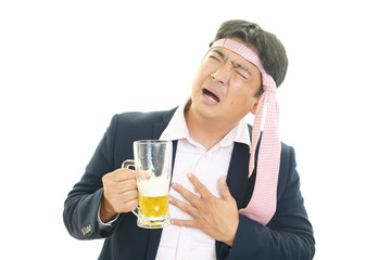 ビールを飲みすぎた男性