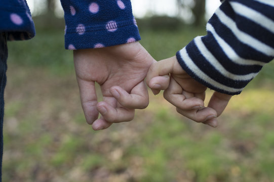 「仲直り 子供」の画像 - 519 件の Stock 写真、ベクターおよびビデオ 