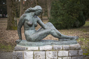 Fototapeta na wymiar naked woman statue in daruvar
