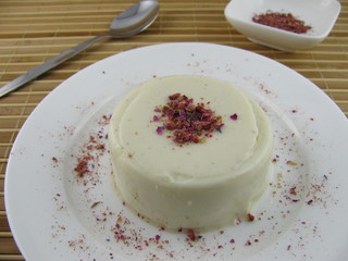 Panna Cotta mit Gewürz-Blüten-Mix